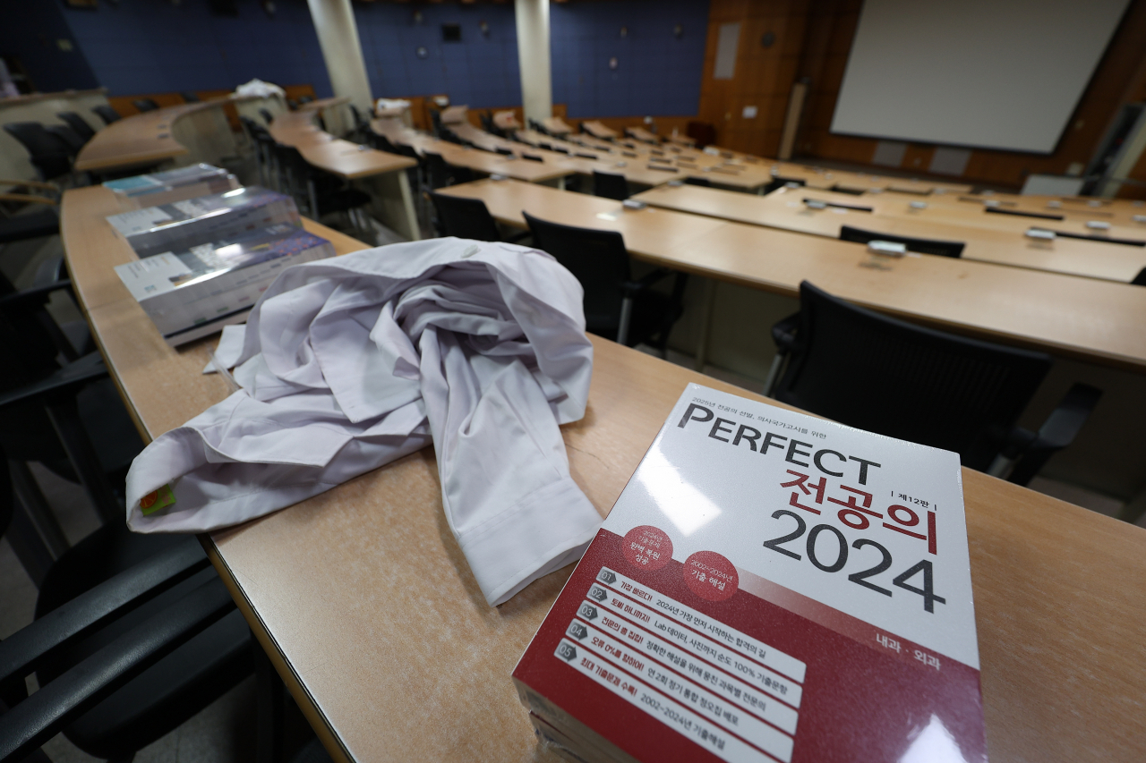 Amid a prolonged standoff between the government and medical sectors over the increased medical enrollment quota, a classroom for medical students is empty at a school in Daegu. (Yonhap)