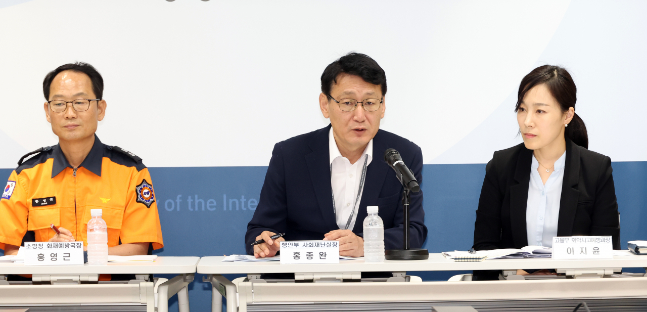 Deputy Minister to the Ministry of Interior and Safety’s Societal Disaster Management Office Hong Jong-wan (center) speaks during a press briefing on the government’s safety management standards set to prevent mass fires and explosions in battery factories at Government Complex Sejong, Tuesday. (Newsis)