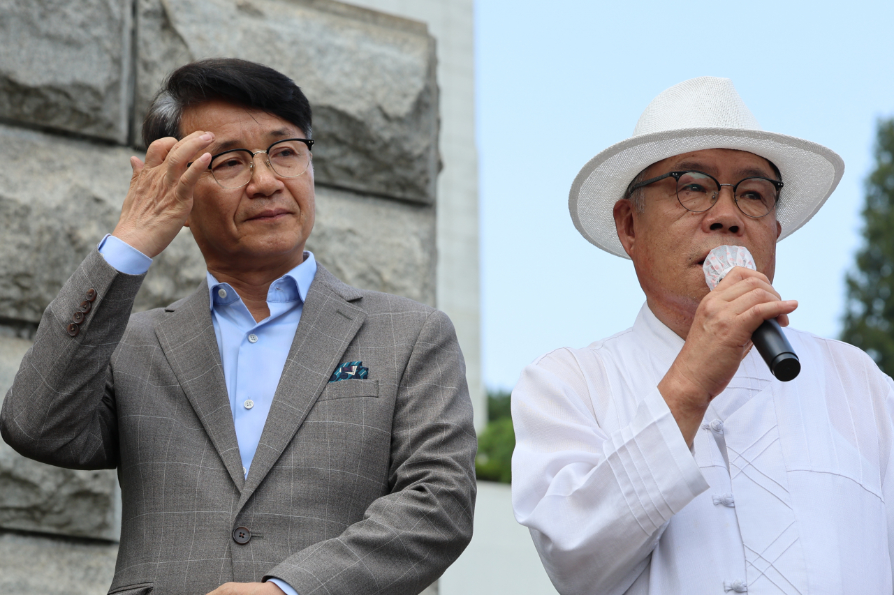 Korean American pastor Choi Jae-young (left) holds a press conference in front of the Supreme Prosecutors Office on Wednesday, denouncing an investigation panel's decision in favor of first lady Kim Keon Hee over the luxury bag scandal. (Yonhap)