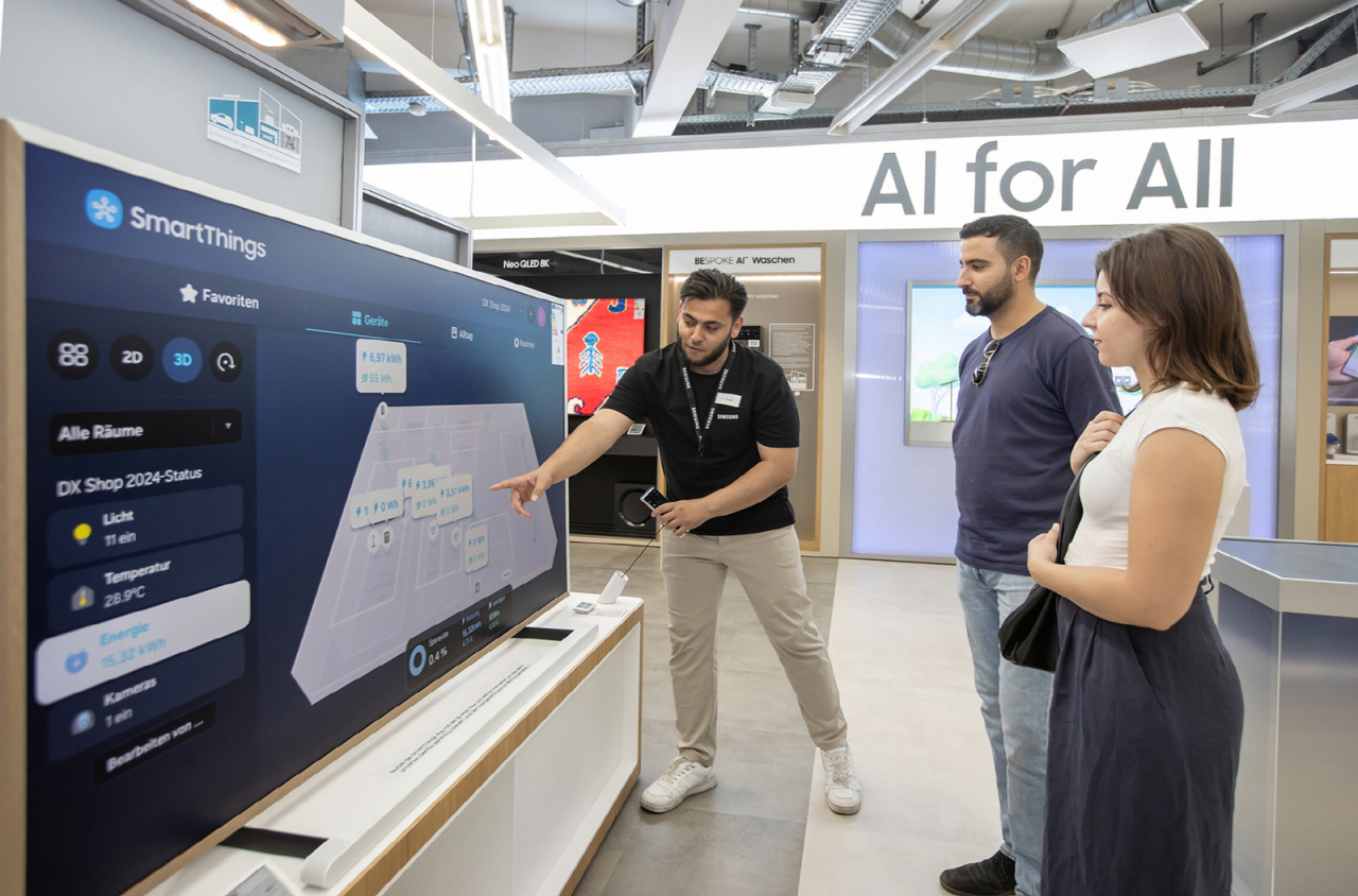 Visitors listen to explanation about Samsung Electronics SmartThings' Map View at the Saturn store in Berlin. (Samsung Electronics)