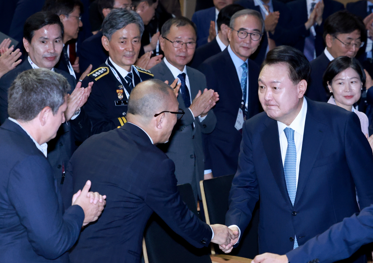 President Yoon Suk Yeol (right, front) shakes hands with Japan's Assistant Chief Cabinet Secretary and Deputy National Security Adviser Keiichi Ichikawa (second from left, front) at the opening ceremony of the inaugural Cyber Summit Korea held at Coex in Gangnam-gu, Seoul on Wednesday. (Yonhap)