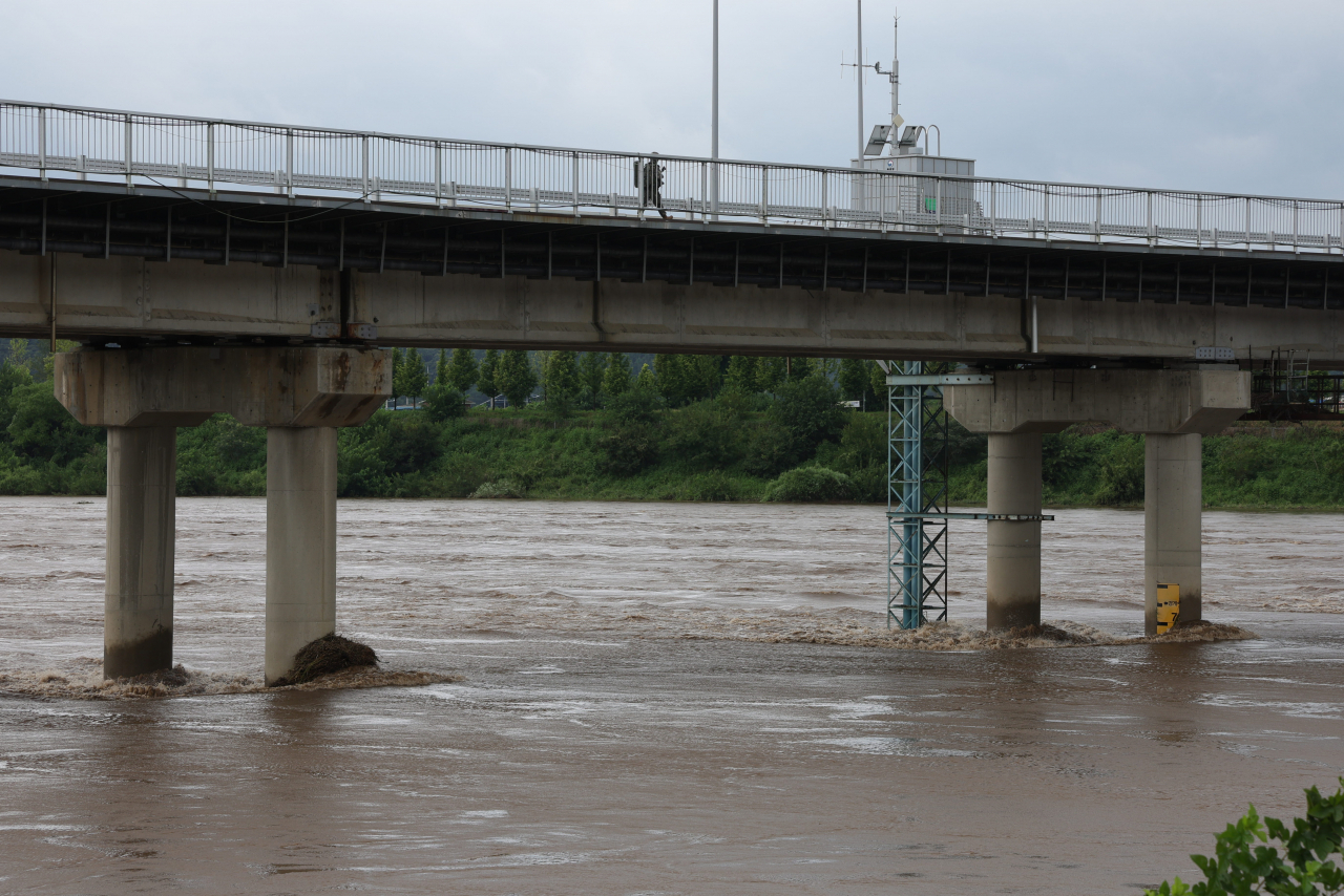 This file photo taken Aug. 22 shows the Imjin River flowing through Yeoncheon, a border county about 50 kilometers north of Seoul. (Yonhap)