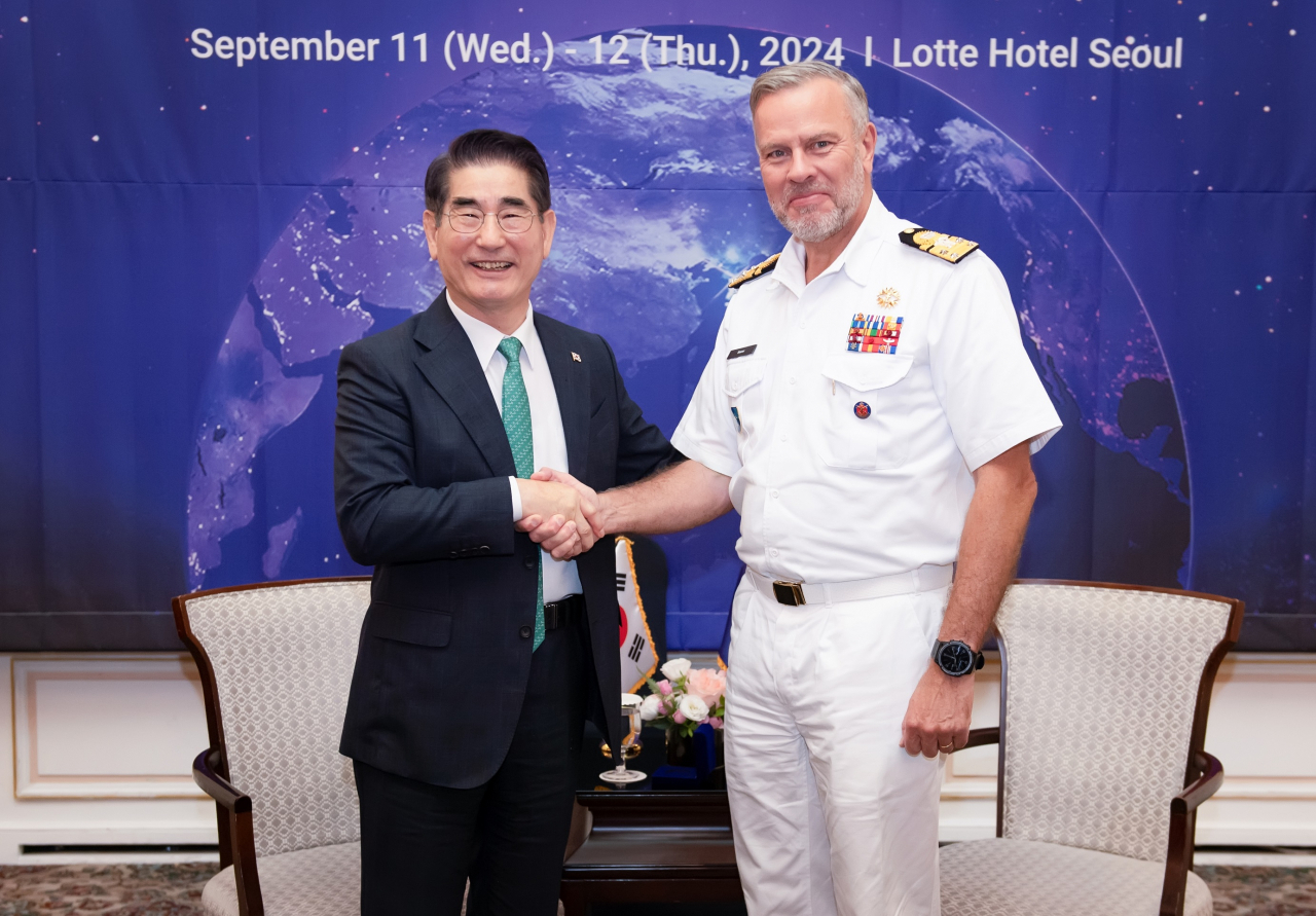 South Korea's Defense Minister Kim Yong-hyun holds talks with Chair of the NATO Military Committee, Adm. Rob Bauer, on Wednesday, on the sidelines of the 13th Seoul Defense Dialogue in Seoul. (Ministry of National Defense via Yonhap)