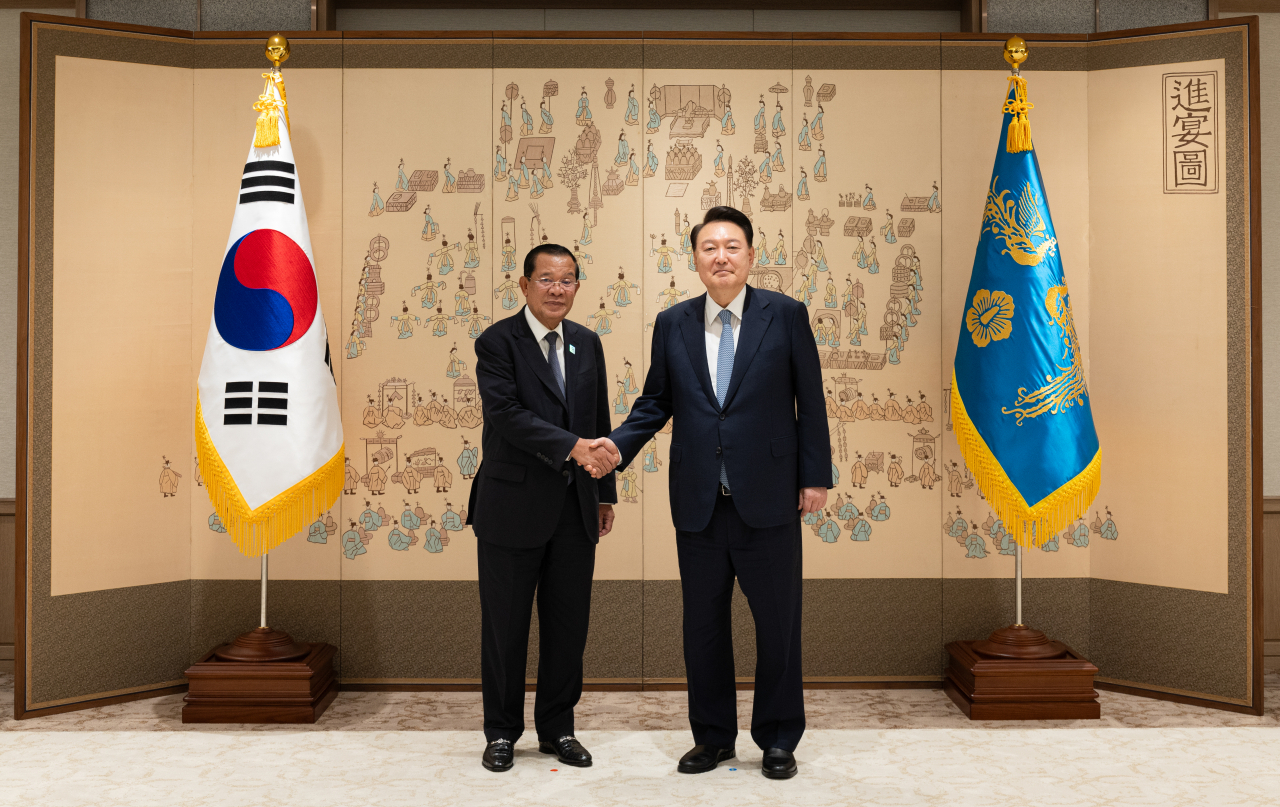 President Yoon Suk Yeol (right) and Cambodian Senate President Hun Sen pose for a photo at the presidential office in Yongsan, Seoul, on Wednesday. (Photo: Yonhap via Presidential Office)