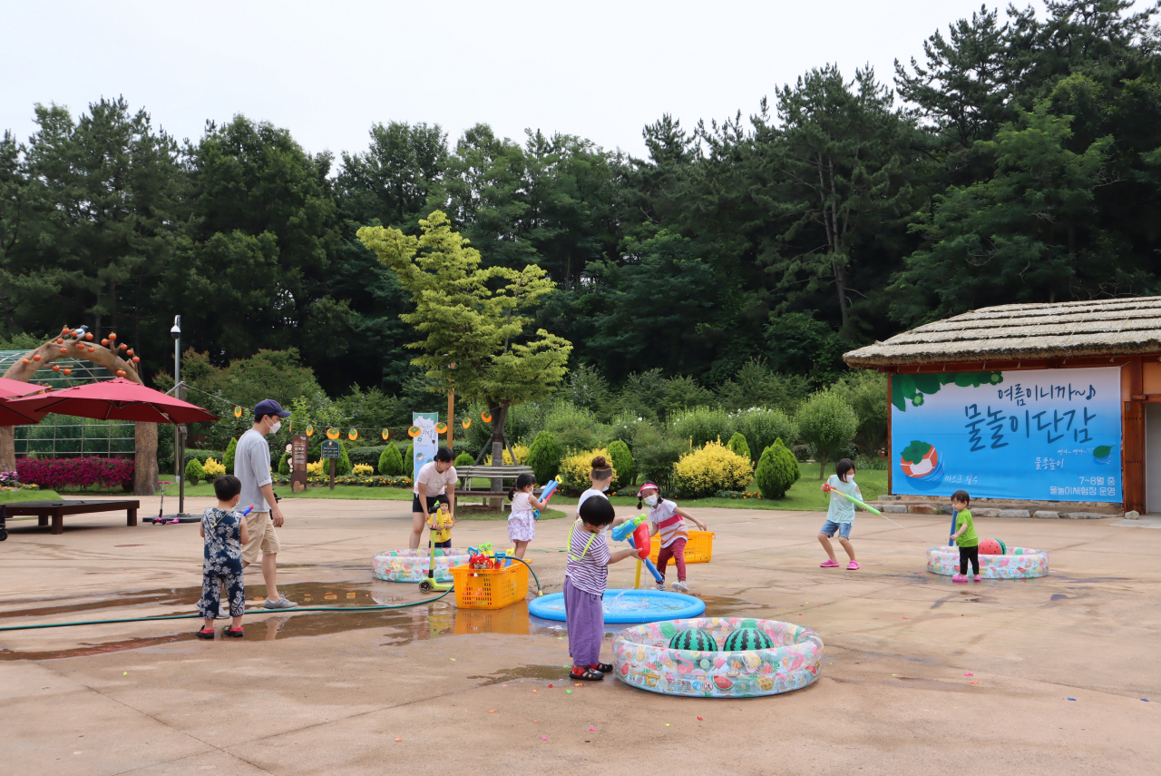 Children enjoy water gun fights at Changwon Persimmon Theme Park. (Changwon Persimmon Theme Park)