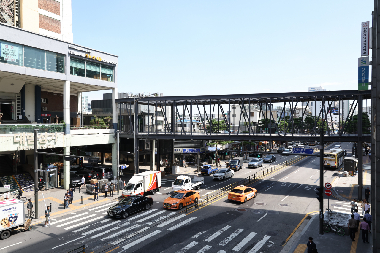 The elevated walkway around Sewoon Shopping Mall area. (Newsis)