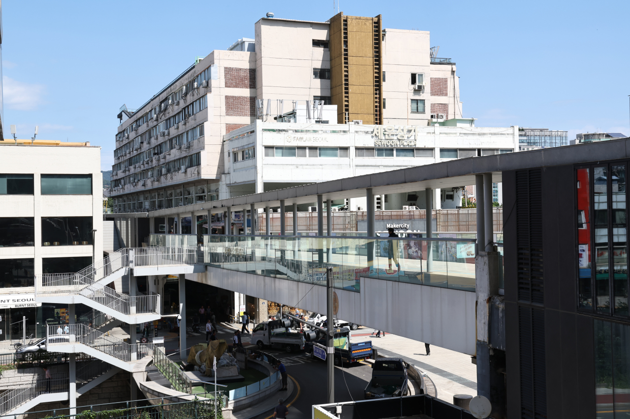 A citizen traverses the elevated walkway at Sewoon Shopping Mall in Jongno-gu, Seoul, on Sept. 3. (Newsis)