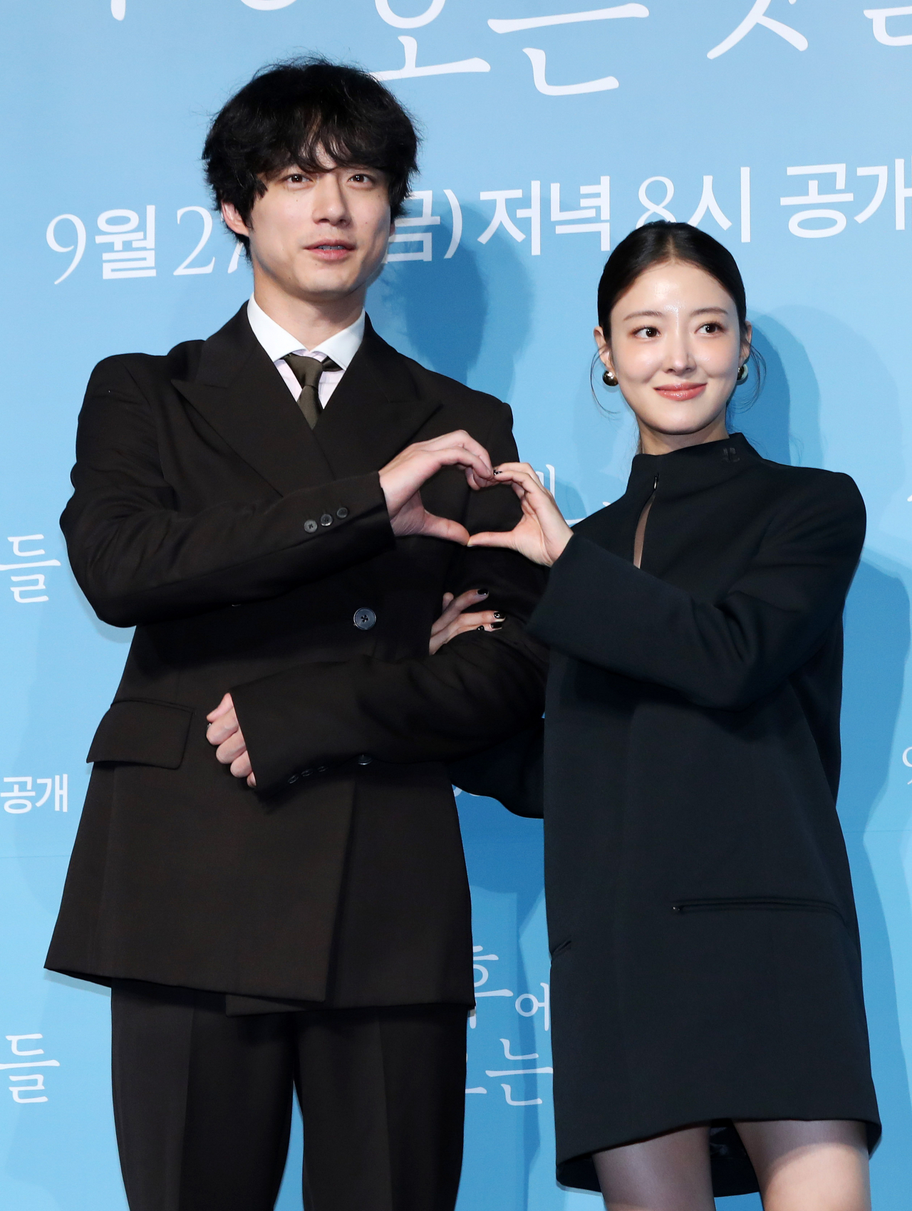 Kentaro Sakaguchi (left) and Lee Se-young pose for a photo during a press conference held in Jung-gu, Seoul, Thursday. (Newsis)