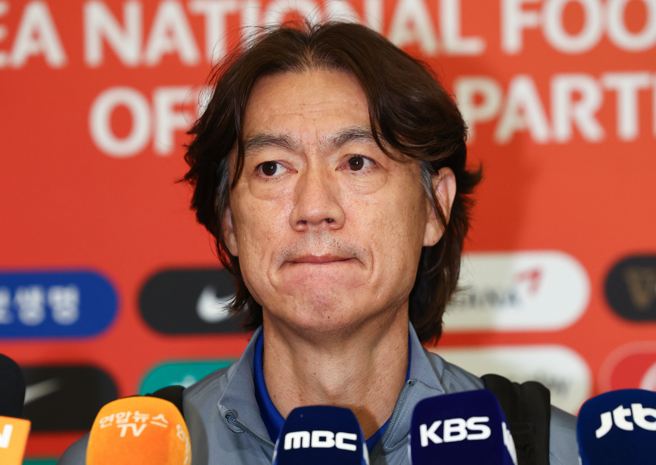 Hong Myung-bo, head coach of the South Korean men's national football team, listens to reporters at Incheon International Airport, west of Seoul, on Thursday after returning from a 3-1 victory over Oman in a World Cup qualifier in Muscat. (Yonhap)