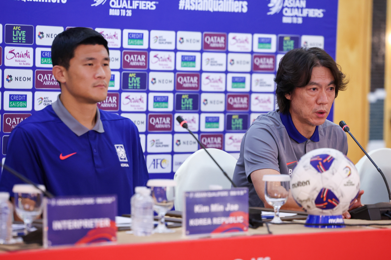 Hong Myung-bo (right) and Kim Min-jae participate in a press conference in Muscat on Monday, the day before South Korea's World Cup qualifier against Oman. (Yonhap)