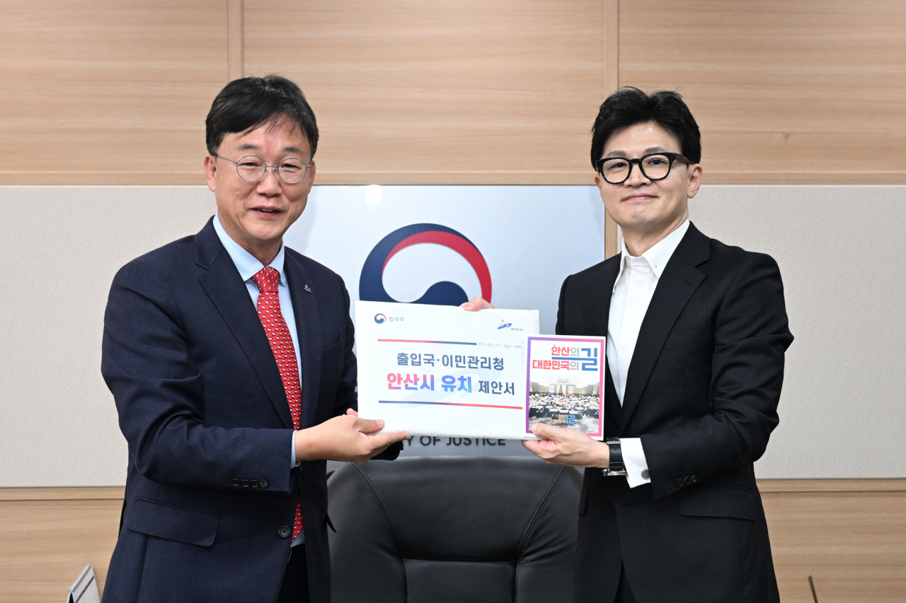 Ansan Mayor Lee Min-geun presents a proposal to then-Minister of Justice Han Dong-hoon for establishing the Immigration Agency in Ansan on Nov. 27, 2023. (Ansan City)