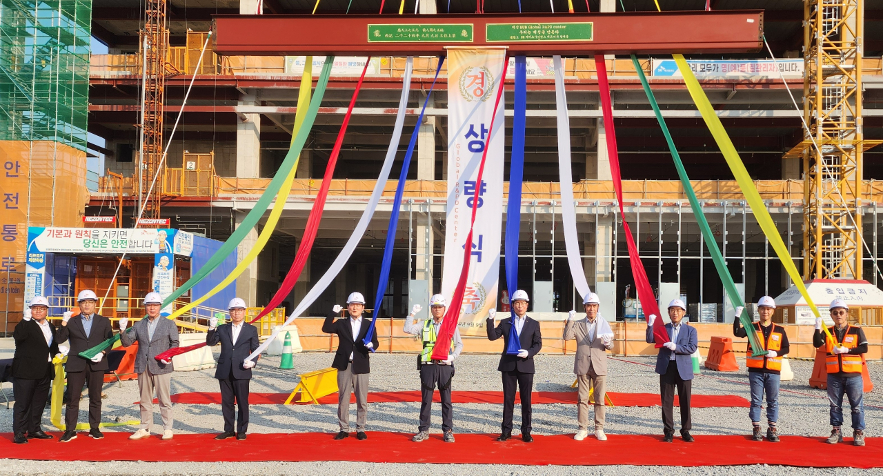 SK Bioscience CEO Ahn Jae-yong (fifth from right) and company officials pose for a photo at a framing completion ceremony in Songdo, Incheon, Monday. (SK Bioscience)