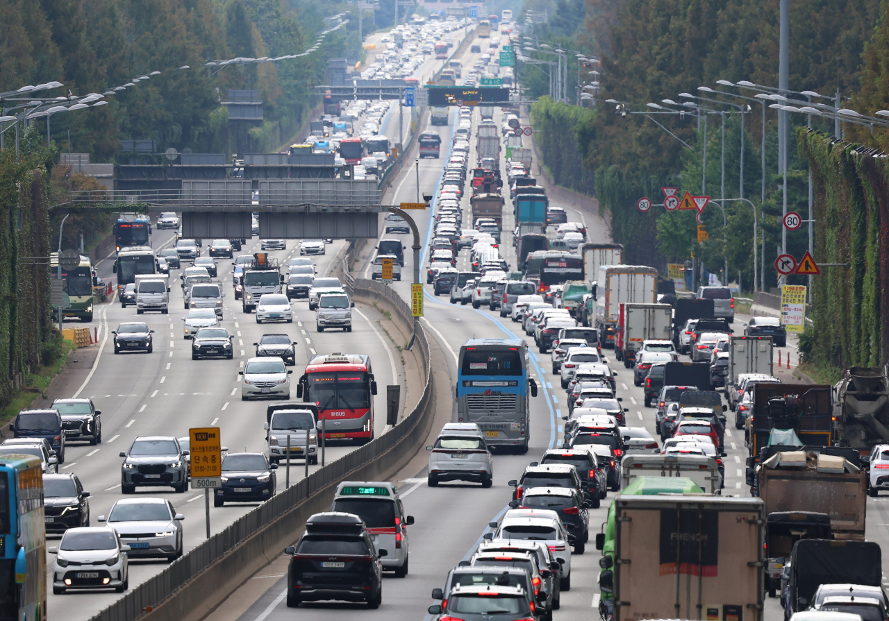 A day before the start of the Chuseok holiday, the southbound line of the Gyeongbu Expressway at Jamwon IC in Seocho-gu, Seoul is congested with vehicles on Friday. (Yonhap)