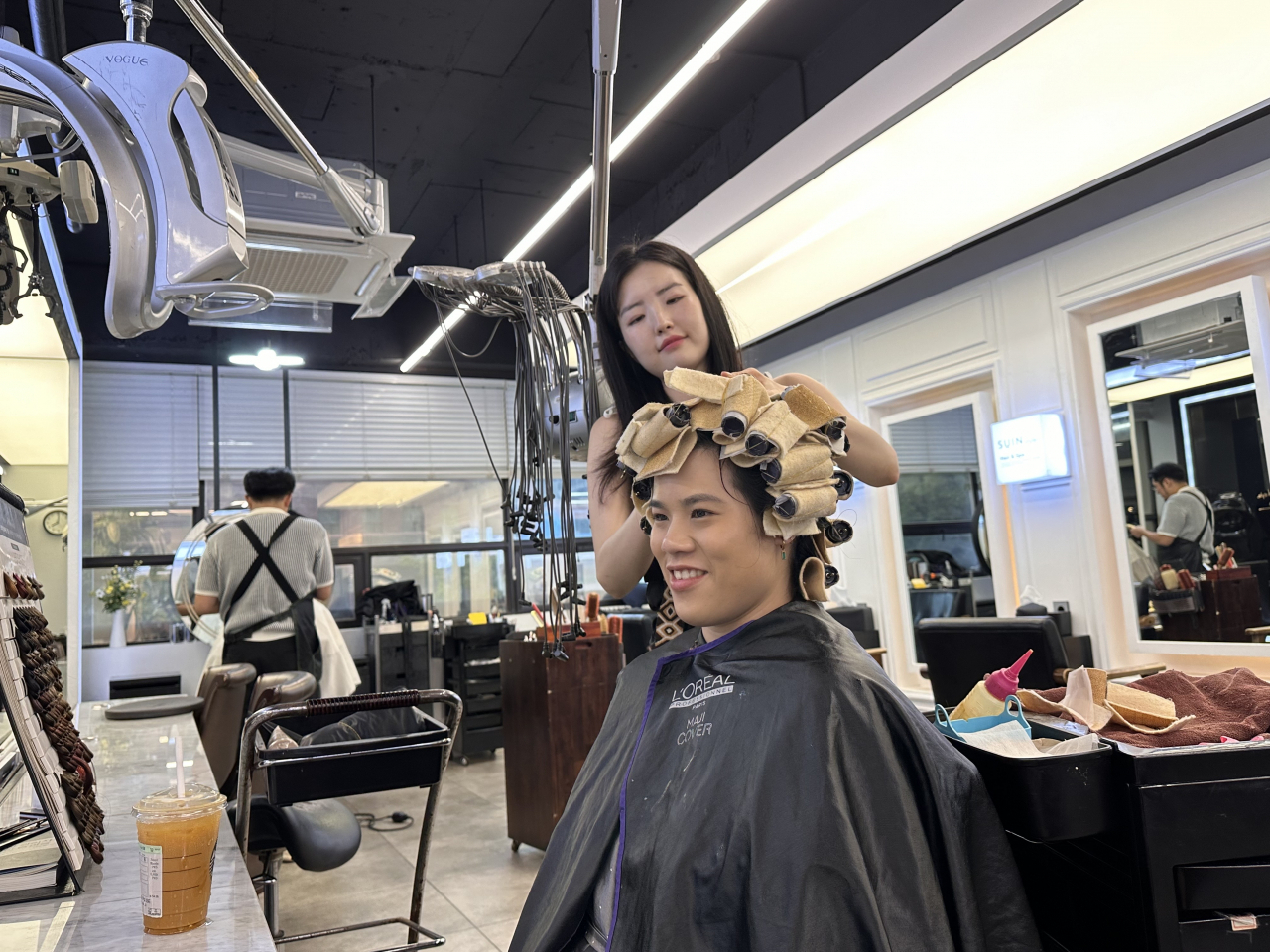 Janell Ng from New Zealand is getting her hair done in a hair salon in Gangnam-gu, Seoul. (The Korea Herald/ Choi Jeong-yoon)