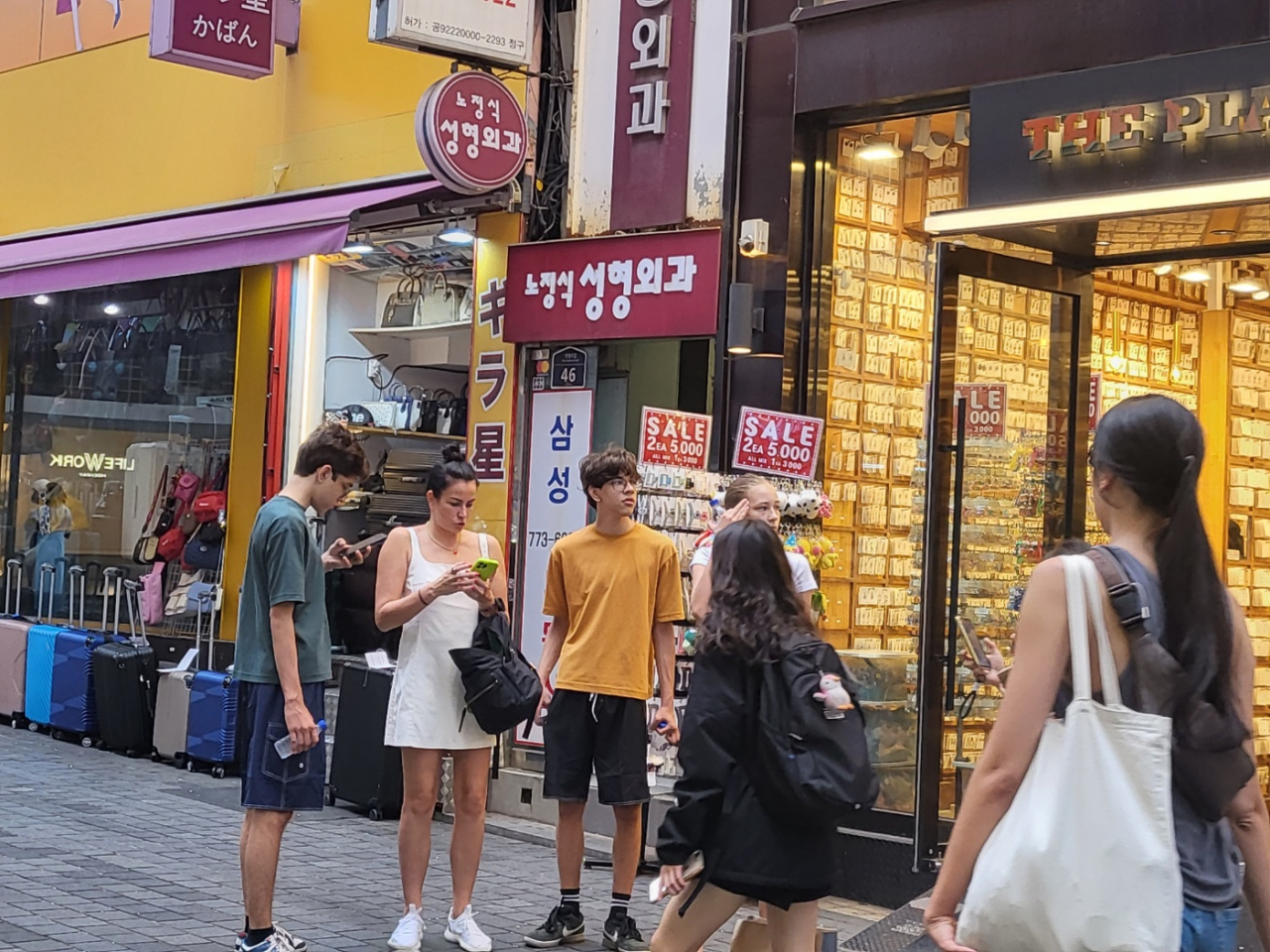 Tourists walk in Myeongdong, Jung-gu, Seoul. (The Korea Herald/ Choi Jeong-yoon)