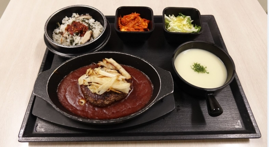 Hanwoo tteok deodeok steak (Korea Expressway Corporation)