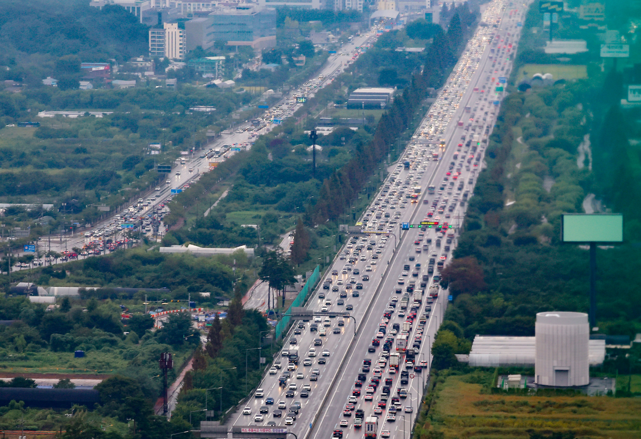 Heavy traffic clogs a highway in Yongin, some 40 kilometers south of Seoul, on Friday ahead of the five-day Chuseok holiday. (Yonhap)