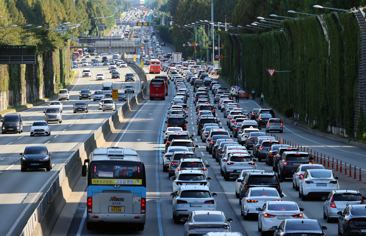 Long lines of vehicles jam the Gyeongbu Expressway in Seocho Ward, southern Seoul, on Saturday, the first day of the extended Chuseok holiday. (Yonhap)