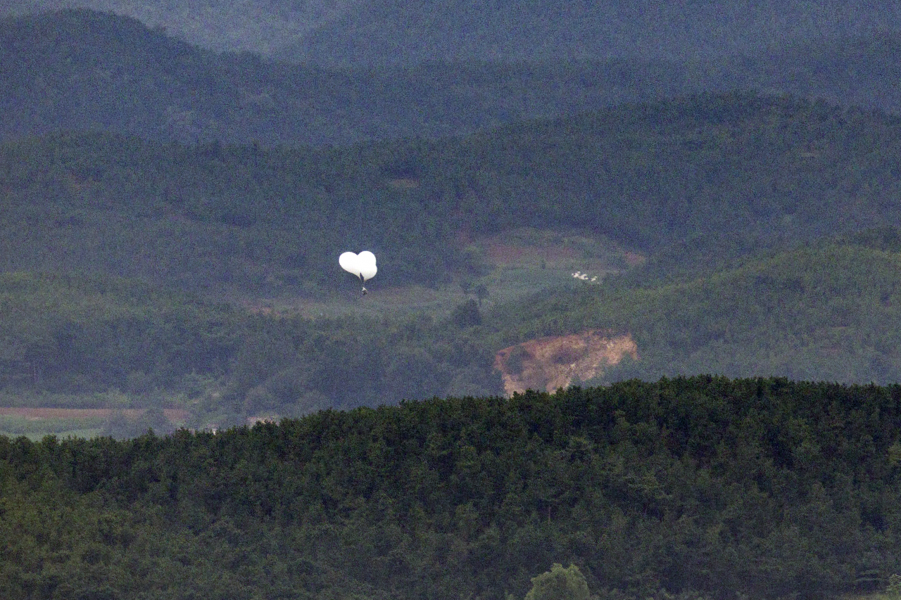 This file photo, taken from an observation tower in South Korea's western border city of Paju, shows garbage-carrying balloons rising from the North Korean border county of Kaepung, North Hwanghae Province, toward the South on the morning of Sept. 5. (Yonhap)