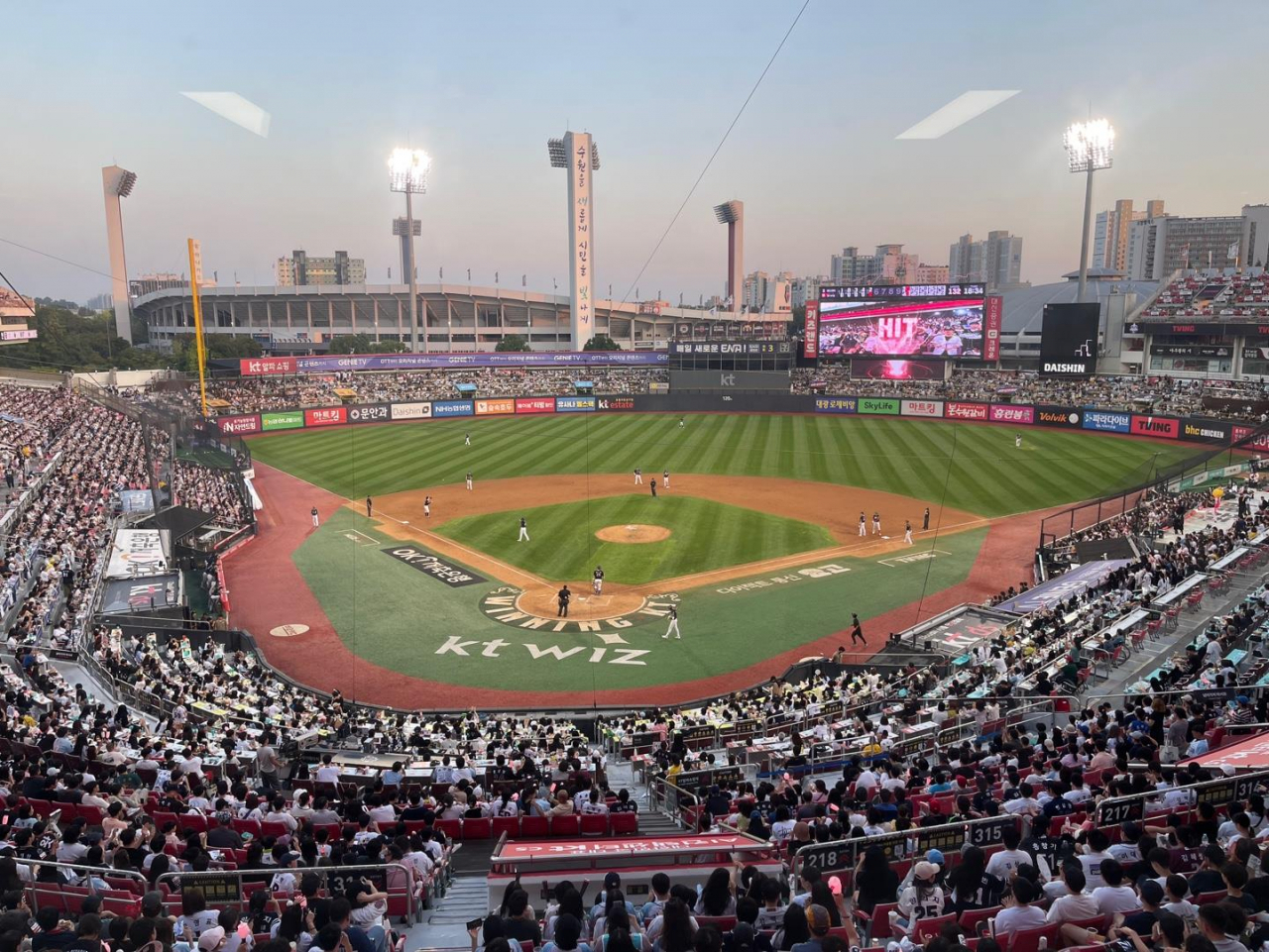 This file photo shows a sellout crowd of 18,700 fans watching the KT Wiz host the Doosan Bears in a Korea Baseball Organization regular-season game at KT Wiz Park in Suwon, just south of Seoul, on Sept. 7. (Yonhap)