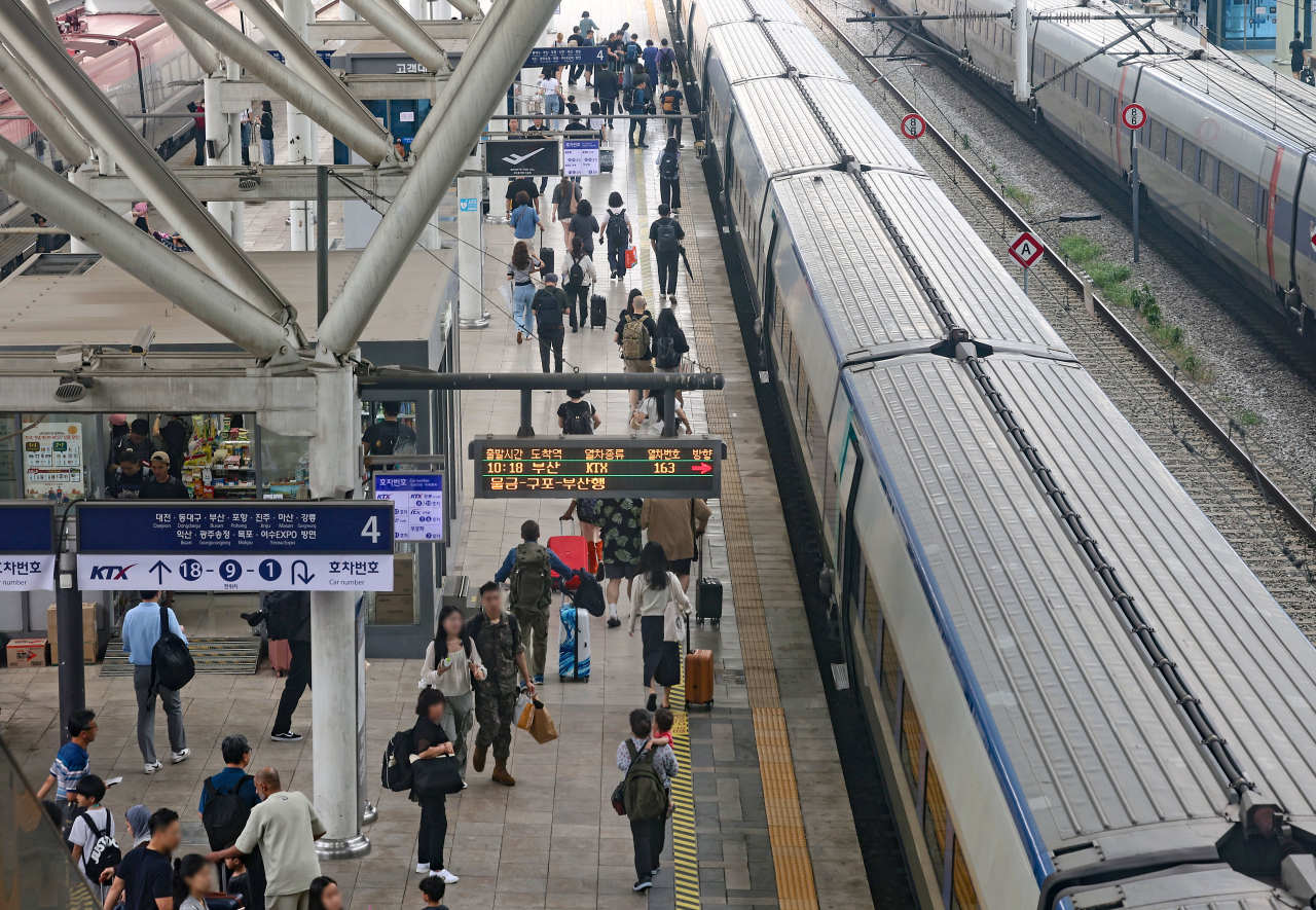 Travelers at Seoul Station on Friday. (Yonhap)