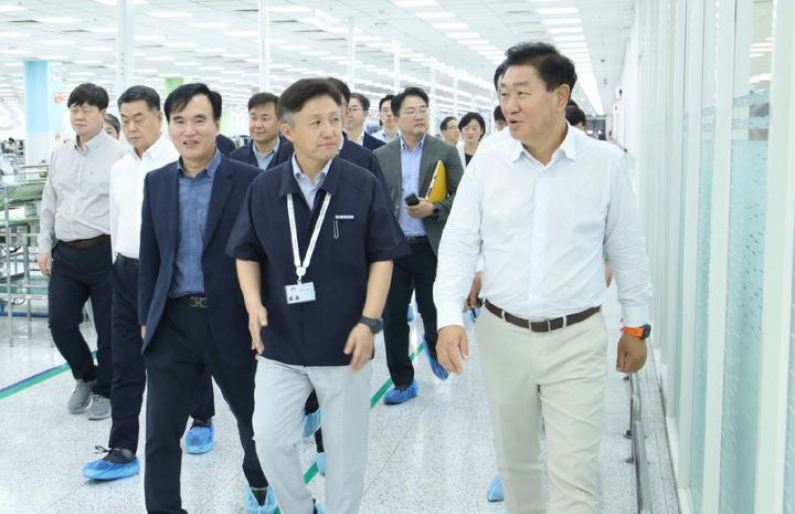 Samsung Electronics Vice Chairman Han Jong-hee visits and tours the Samsung Electronics Noida plant in India on July 29. (Samsung Electronics)