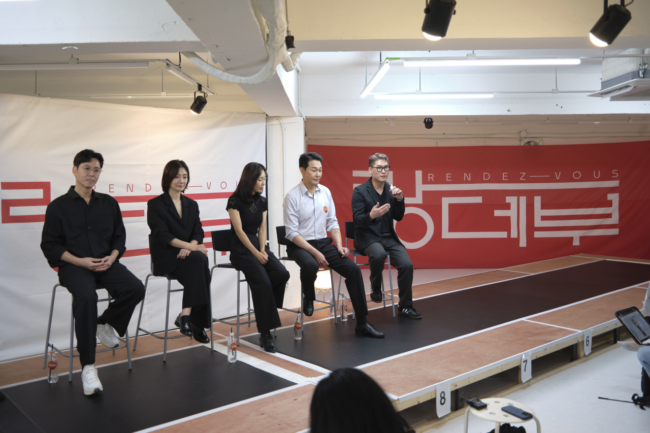 From left, actors Choi Won-young, Park Hyo-ju, Moon Jeong-hee, Park Sung-woong and director Yossef K. Junghan attend an open rehersal on Aug. 7. (Yellow Bomb)