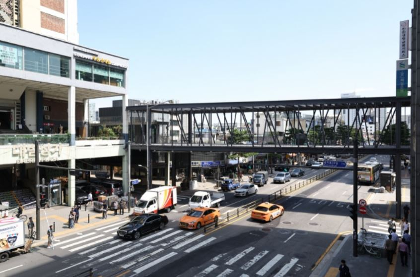 The elevated walkway around Sewoon Shopping Mall area. (Newsis)