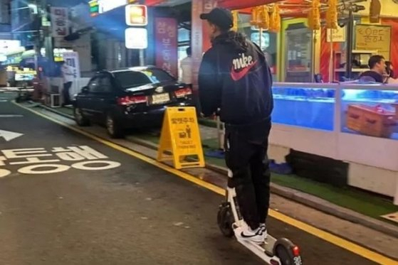 Screenshot of the video showing Lingard riding an e-scooter ( Lingard's Instagram account)