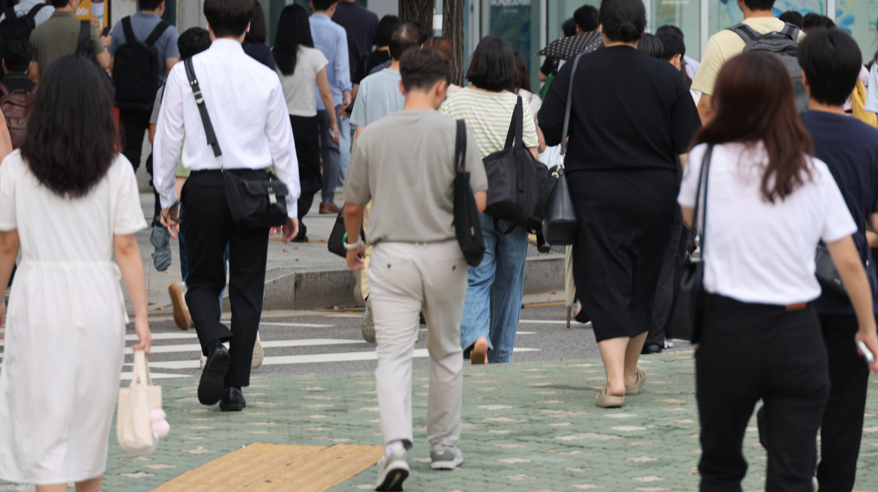 People commute to work in Seoul on Thursday. (Yonhap)