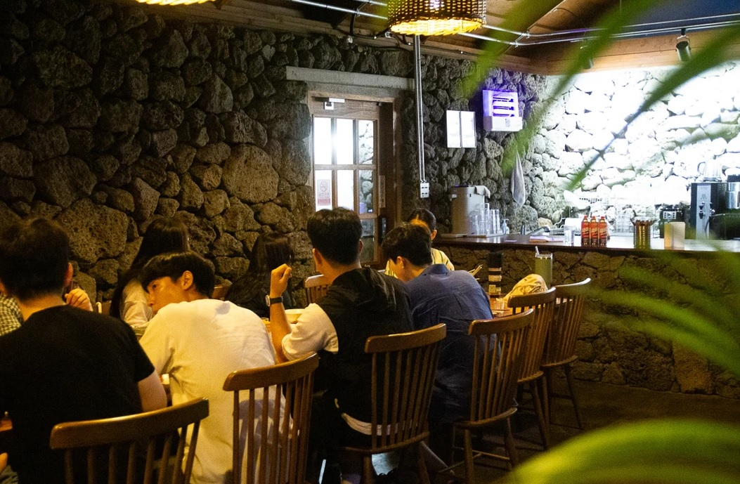 Travelers enjoy dinner at Dotori Guesthouse. (Kareum Stay)