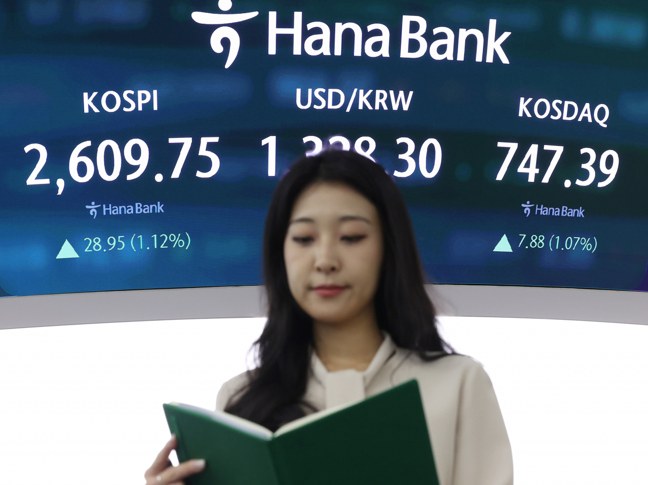 An electronic board showing the Korea Composite Stock Price Index at a dealing room of the Hana Bank headquarters in Seoul on Friday. (Yonhap)