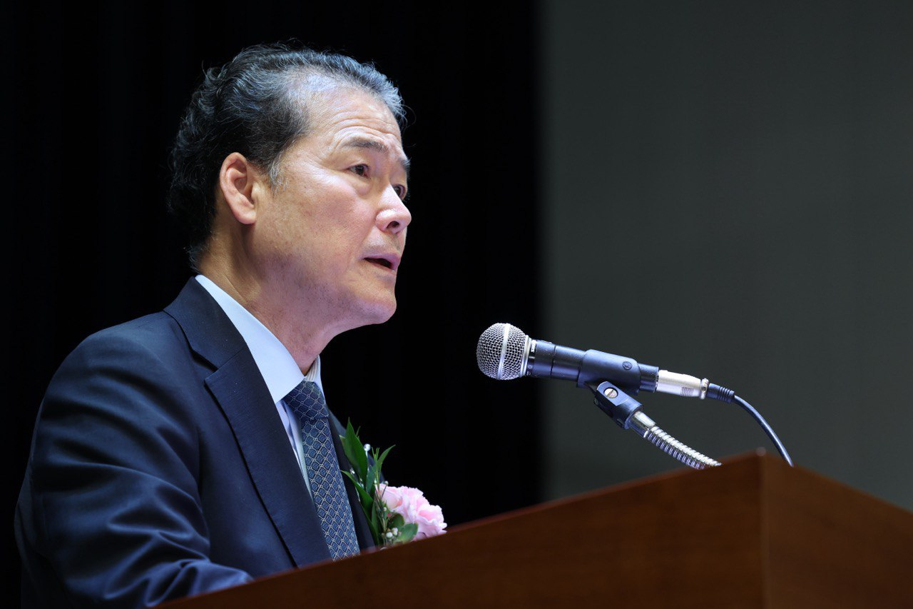 Unification Minister Kim Yung-ho delivers a speech on behalf of President Yoon Suk Yeol at a ceremony marking the second Separated Families Day at KBS Hall in Seoul on Sunday, in this photo provided by the unification ministry. (Yonhap)