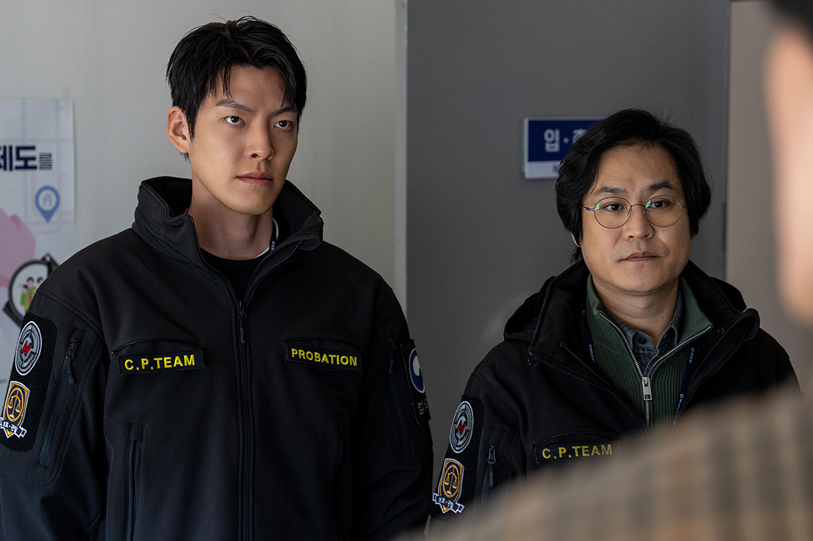 Kim Woo-bin (left) and Kim Sung-kyun star in “Officer Black Belt” (Netflix)