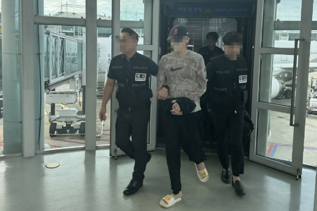 Police repatriate key members of the scam ring from Vietnam to South Korea through Incheon International Airport. (National Police Agency)