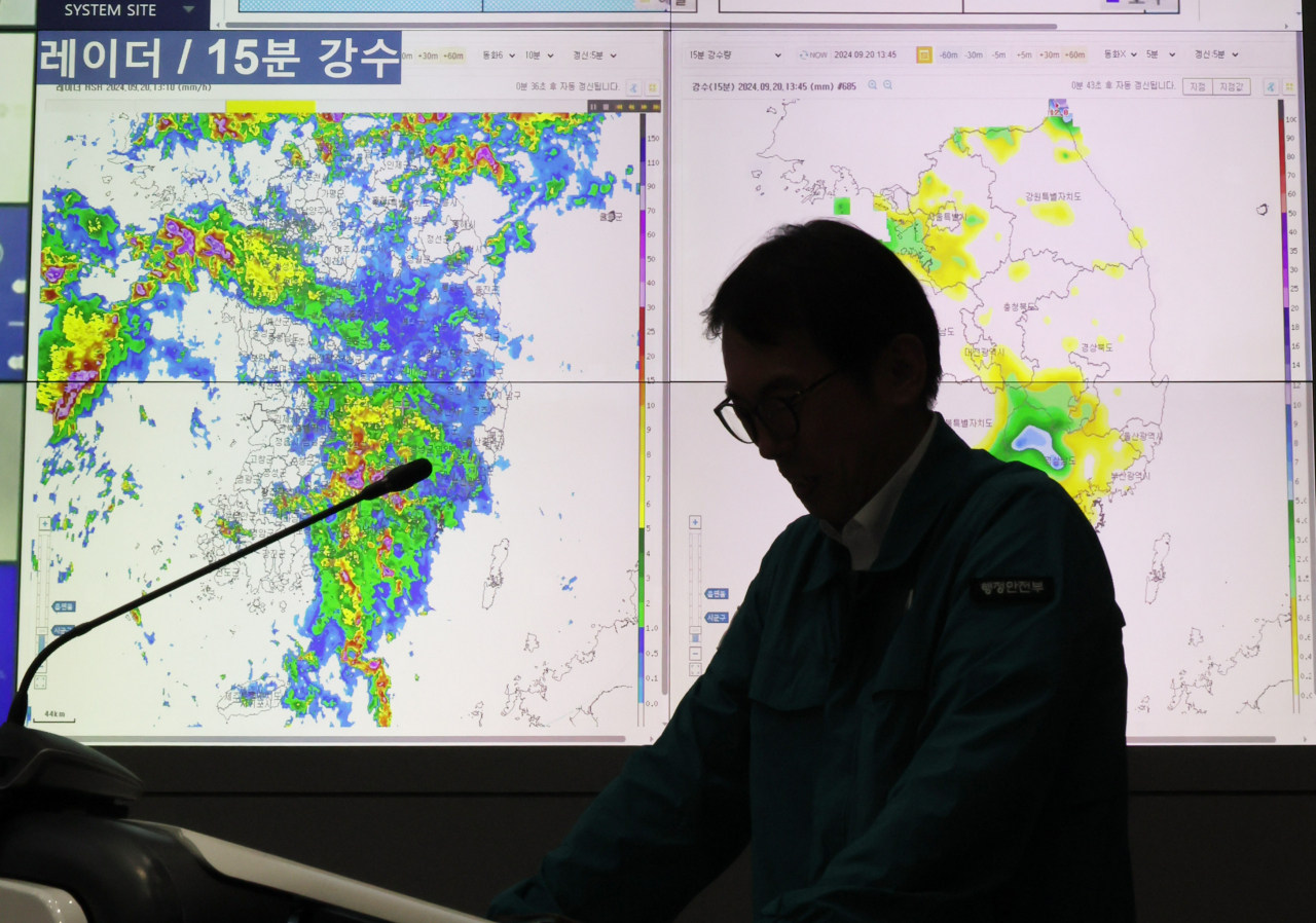 The status of special advisories in effect and weather radar images are shown during a Central Disaster and Safety Countermeasure Headquarters meeting at Government Complex Seoul on Friday. (Yonhap)