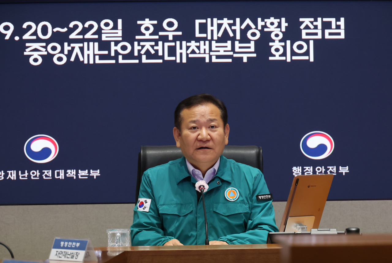 Interior Minister Lee Sang-min speaks during the Central Disaster and Safety Countermeasure Headquarters meeting at Government Complex Seoul on Friday. (Yonhap)