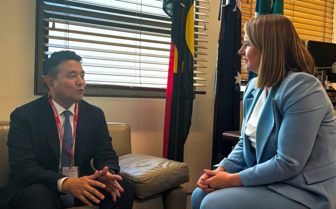 Ark Energy CEO Choi Ju-won (left) speaks with Queensland Senator Nita Green on the prospects of the company's energy business in case of a takeover of its parent company Korea Zinc. (Courtesy of Choi)