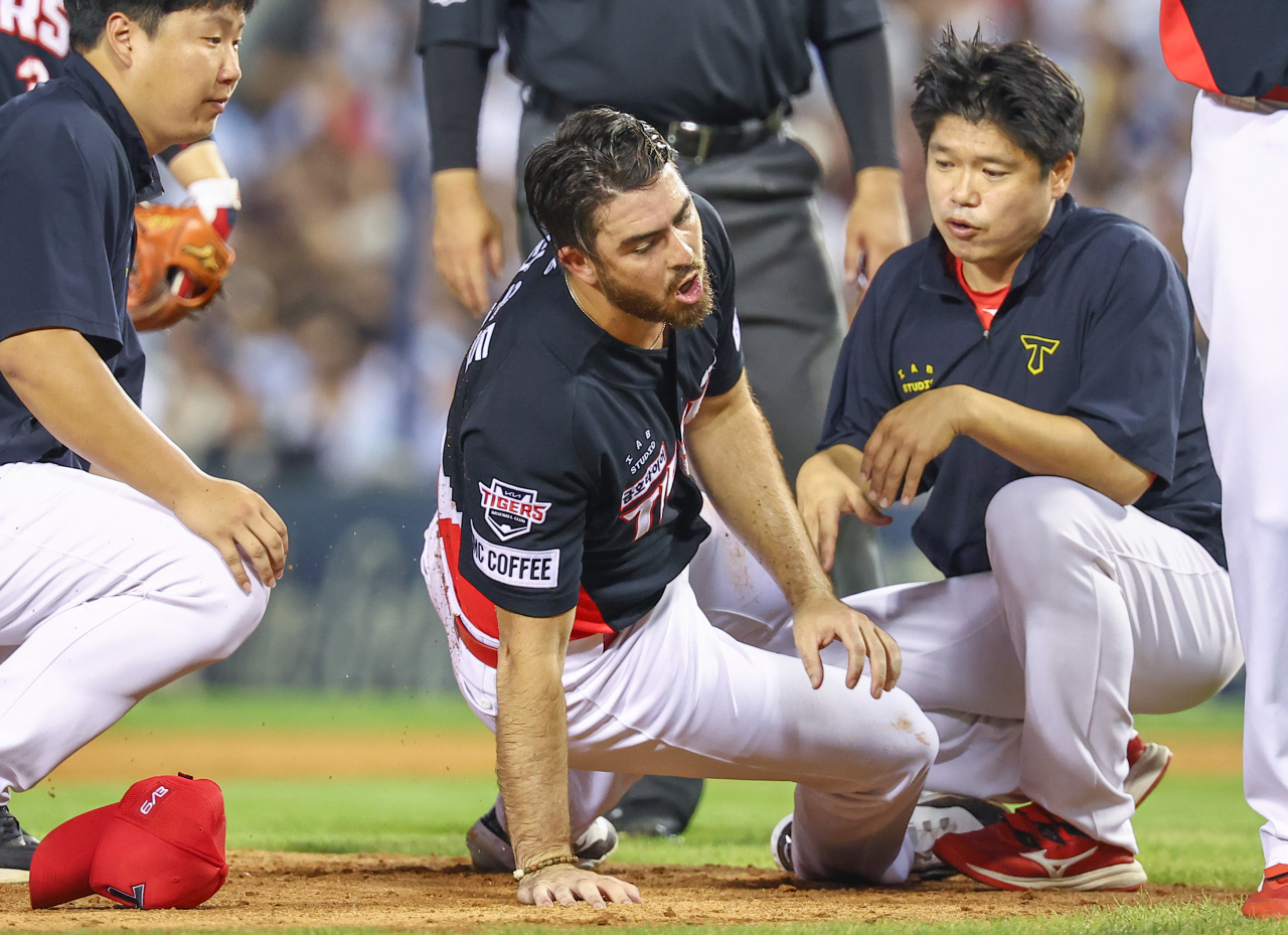 Kia Tigers starter Eric Stout reacts to his left hamstring injury after throwing a pitch against the Doosan Bears during a Korea Baseball Organization regular-season game at Jamsil Baseball Stadium in Seoul on Thursday. (Yonhap)