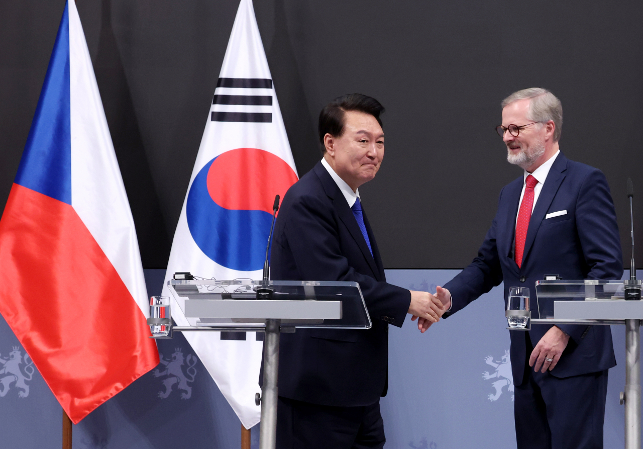 President Yoon Suk Yeol (left) shakes hands with Czech Prime Minister Petr Fiala after the joint press briefing at Liechtenstein Palace in Prague, the Czech capital. on Friday. (Yonhap)