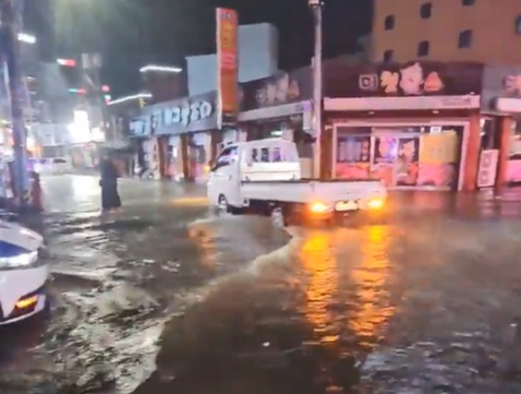 Low-lying roads are swamped by water in Seosan, South Chungcheong Province, which was hit by 249 mm of rain as of 5 a.m. on Saturday. (Yonhap)