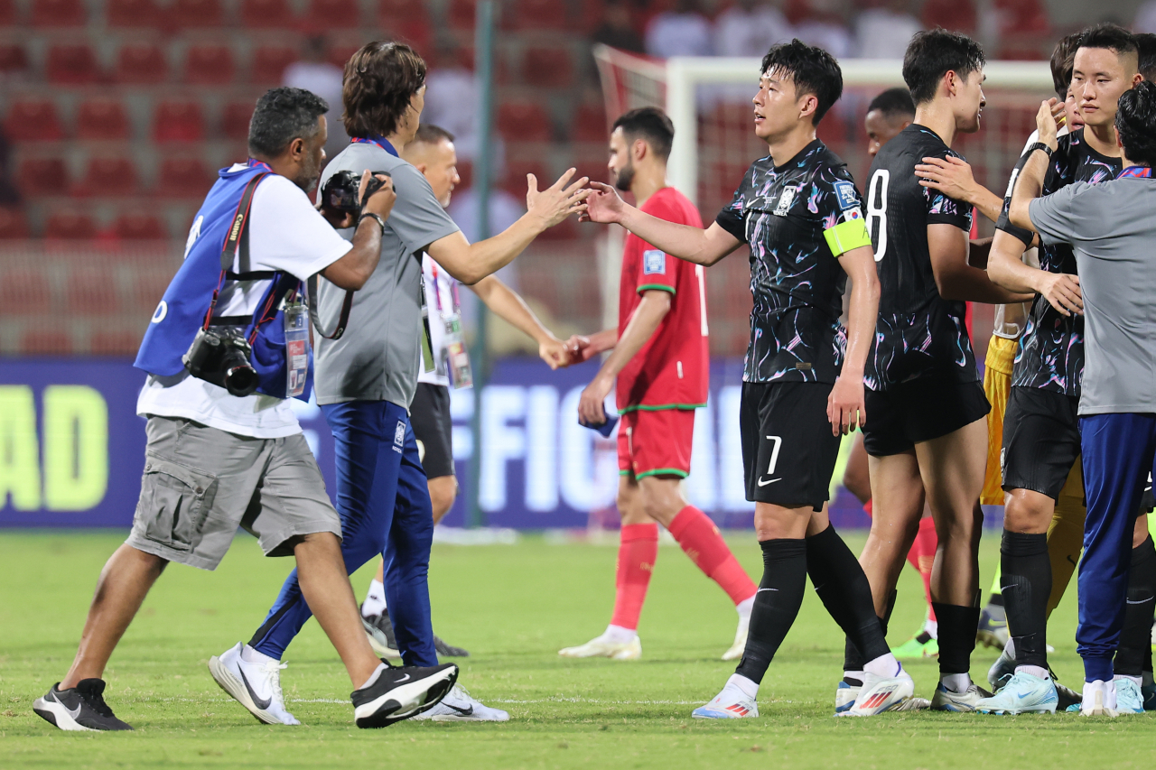 South Korean men's national soccer team head coach Hong Myung-bo (second from left) congratulates his players after the team's 3-1 victory over Oman in the World Cup qualification match held at the Sultan Qaboos Sports Complex in Muscat on Sept.12. (Yonhap)