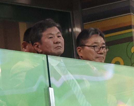 Korea Football Association chief Chung Mong-gyu (left) watches the World Cup qualification match between South Korea and Palestine at the Seoul World Cup Stadium on Sept. 5. (Yonhap)