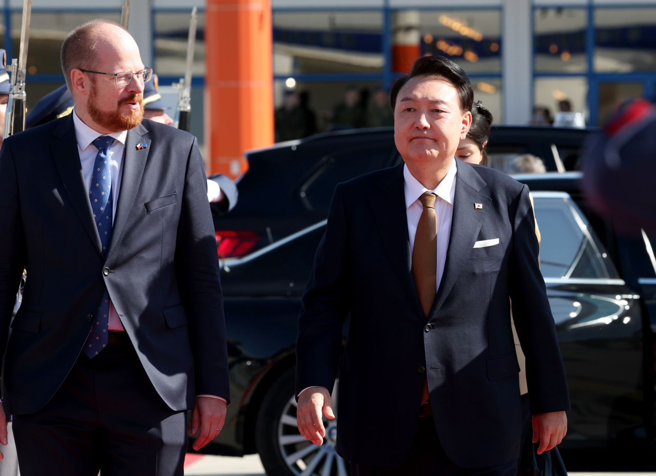 President Yoon Suk Yeol (right) leaves Vaclav Havel Airport Prague to board Air Force One on Saturday, after wrapping up his official visit to the Czech Republic. (Yonhap)