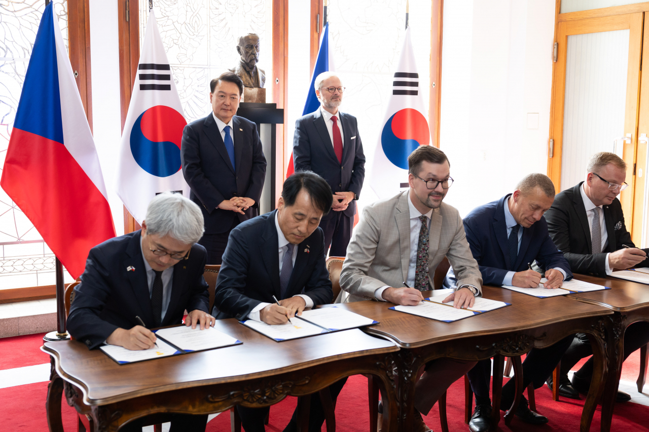 South Korean President Yoon Suk Yeol (back left) and Czech Prime Minister Petr Fiala (back right) attend a signing ceremony in Prague on Friday to mark multilateral financial cooperation between the state financial institutions of the two countries. From front left: Eximbank Chairman Yoon Hee-sung, Korea Trade Insurance Corp. Chairman Jang Yeong-jin, Czech Export Guarantee and Insurance Corp. Chairman of the Board David Havlicek, Czech Export Bank CEO Daniel Krumpolc and National Development Bank Board Member Michal Nebesky. (Joint Press Corps-Yonhap)