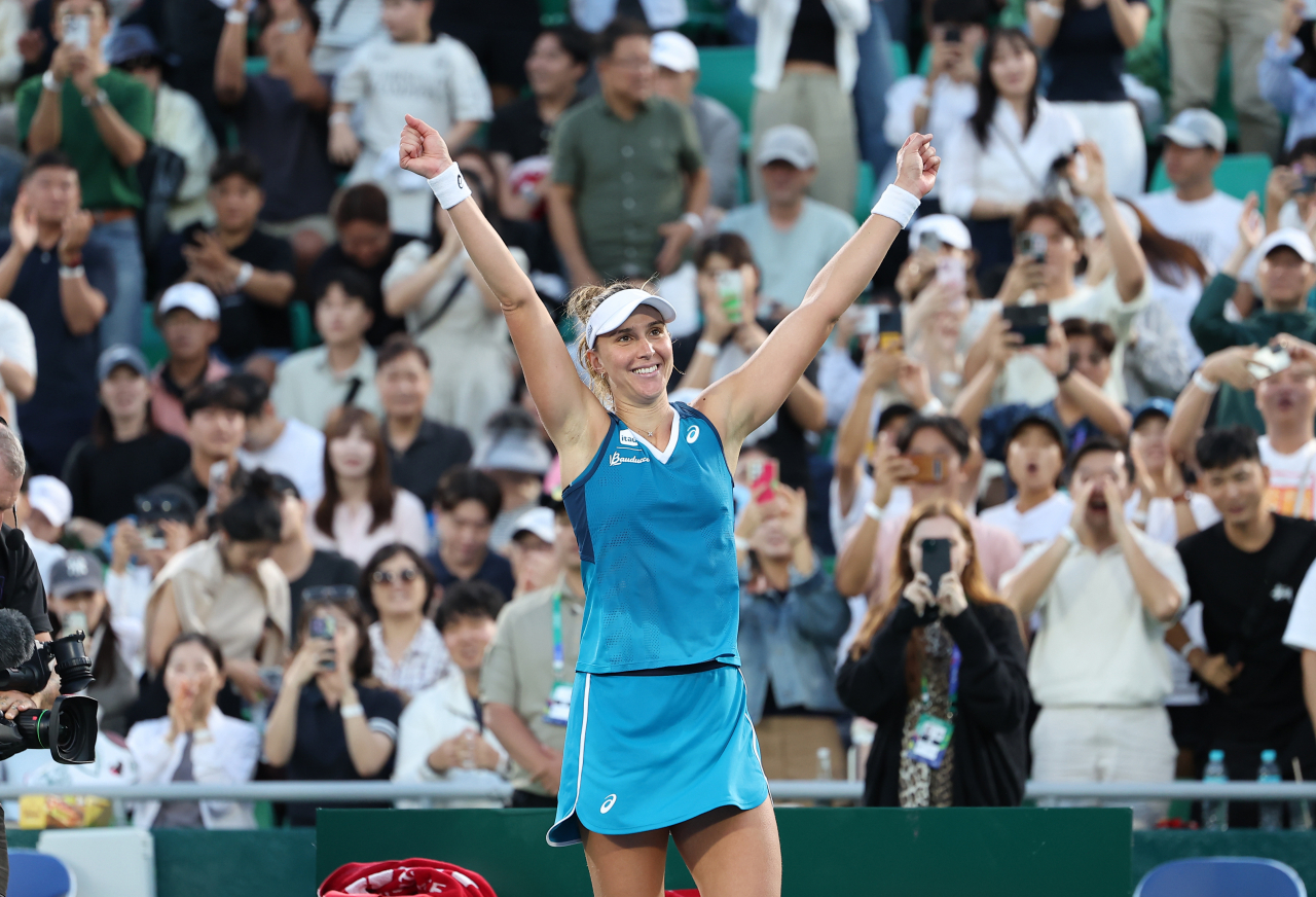 Beatriz Haddad Maia of Brazil raises her hands in victory after defeating Daria Kasatkina of Russia in the singles final of the 2024 WTA Tour Hana Bank Korea Open, held at the Olympic Park Tennis Court in Songpa-gu, Seoul, Sunday. (Yonhap)