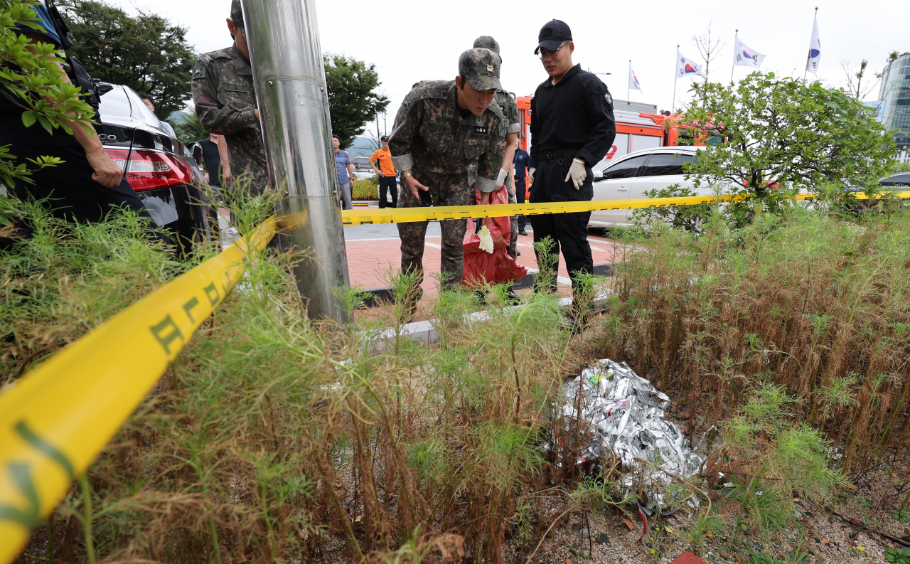 Remnants of a North Korean balloon are retrieved by military personnel at the outdoor parking lot of the Government Complex Seoul in Jongno-gu, Seoul, Friday. (Yonhap)