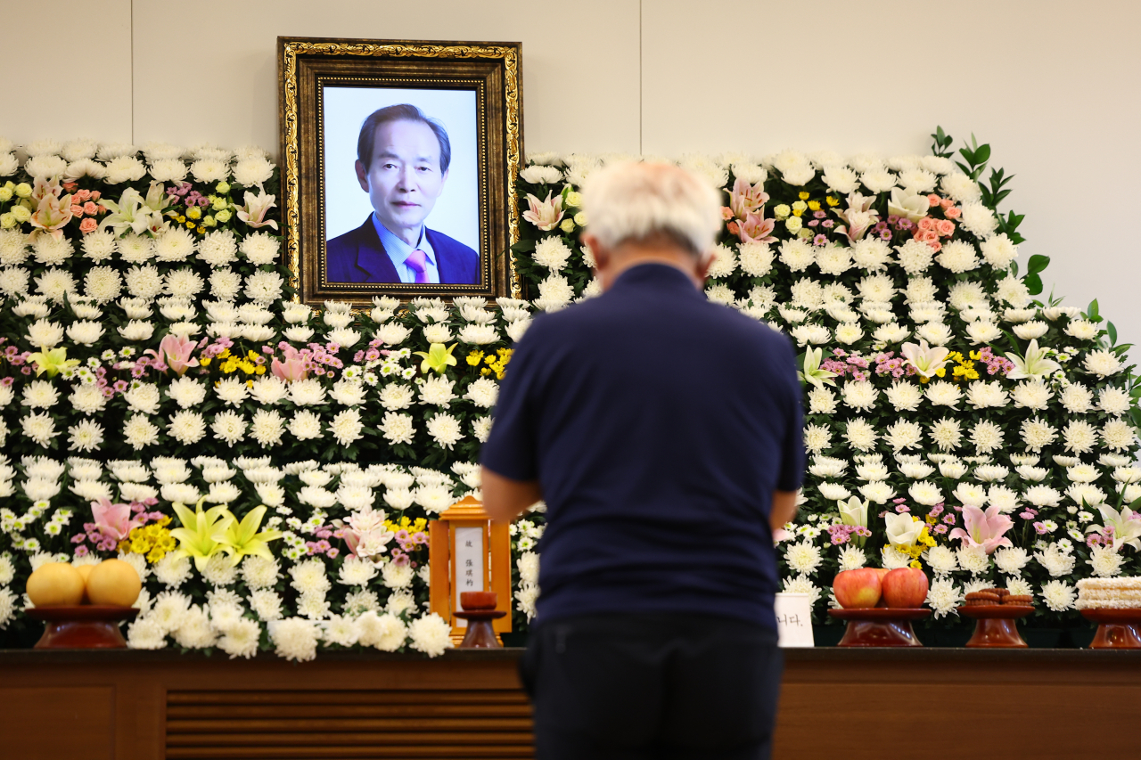 A mourner pays his respects at the funeral hall of Seoul National University Hospital in Jongno-gu, Seoul, Sunday, at a memorial set up for Chang Ki-pyo, a pro-democracy and labor activist in the 1970s. (Yonhap)