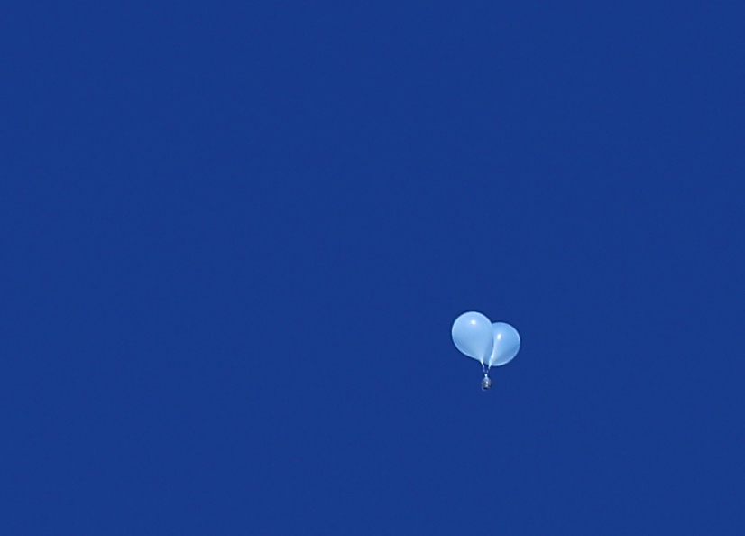 Trash balloons floated by North Korea are spotted in skies above Seoul on Monday. (Yonhap)