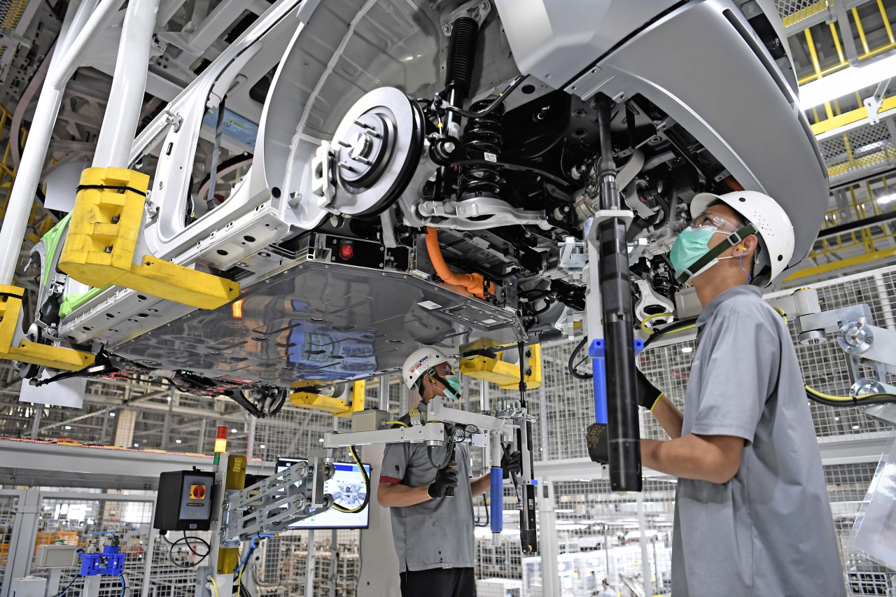 Local workers install SK On batteries into an Ioniq 5 electric vehicle at Hyundai's Deltamas Industrial Park production facility in Bekasi, Indonesia. (Hyundai Motor Group)